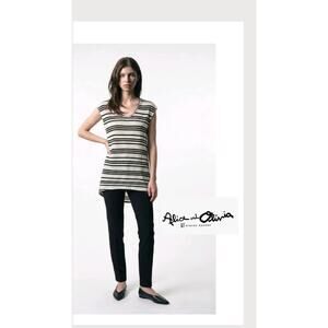 ALICE & OLIVIA super soft knit striped tunic top. Shirt. Black white stripes. L